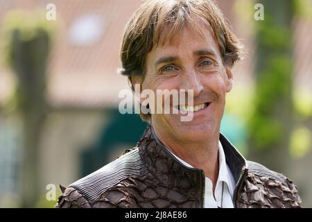 14. Mai 2022, Schleswig-Holstein, Weissenhäuser Strand: Jan Henric Büttner, Unternehmer und Inhaber des Luxushotels Weissenhaus Grand Village Resort & Spa am Meer, steht vor dem Schloss Weissenhaus. Foto: Marcus Brandt/dpa Stockfoto