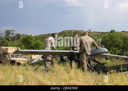 Soldaten der US-Armee, die dem Luftkavalleriegeschwader 7-17., der Luftkavalleriebrigade 1., zugewiesen wurden, führen Routinewartung auf einer RQ-7B V2 Shadow Drohne während der Übung Swift Response im Krivolak Trainingsgebiet, 10. Mai 2022 in Negotino, Nord-Mazedonien, durch. Stockfoto