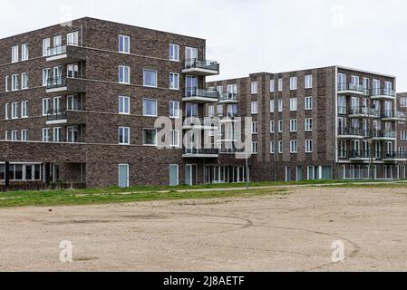 Sittard, Limburg, Niederlande - 04 08 2022 - Moderne Wohnblocks in den Vororten Stockfoto