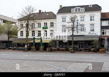 Sittard, Limburg, Niederlande - 04 08 2022 - der alte Marktplatz und lokale Touristen Stockfoto