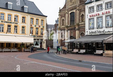 Sittard, Limburg, Niederlande - 04 08 2022 - der alte Marktplatz und lokale Touristen Stockfoto