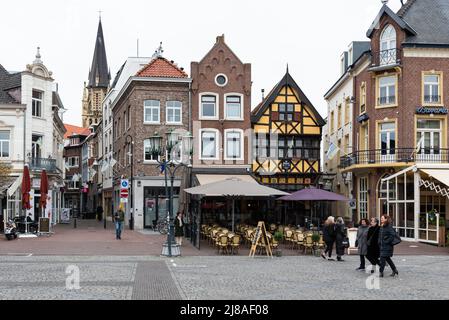 Sittard, Limburg, Niederlande - 04 08 2022 - der alte Marktplatz und lokale Touristen Stockfoto