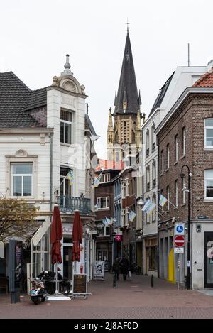 Sittard, Limburg, Niederlande - 04 08 2022 - der alte Marktplatz und lokale Touristen Stockfoto