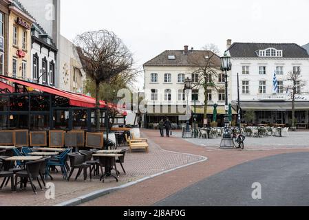 Sittard, Limburg, Niederlande - 04 08 2022 - der alte Marktplatz und lokale Touristen Stockfoto