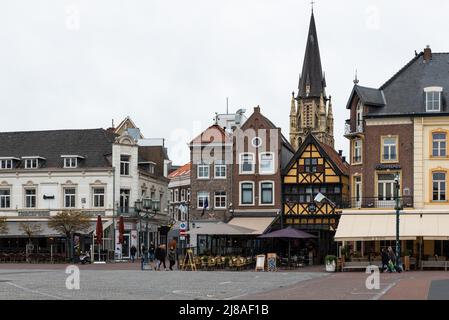 Sittard, Limburg, Niederlande - 04 08 2022 - der alte Marktplatz und lokale Touristen Stockfoto