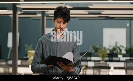 Schockiert arabischen multirassischen Geschäftsmann fühlen Stress Überprüfung Geschäftsbericht Papierkram Mann Sorgen der finanziellen Problem Unternehmen frustriert suchen Stockfoto