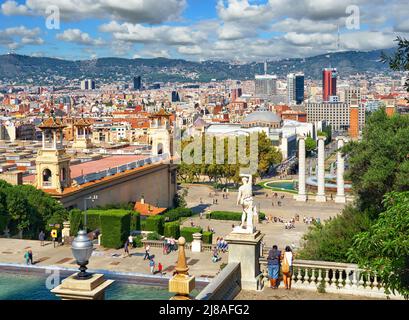 BARCELONA, SPANIEN - CA. SEPTEMBER 2018: Blick auf die Placa de les Cascades, die Placa de Josep Puig i Cadafalch, den Magischen Brunnen von Montjuic, die Avinguda de la Stockfoto