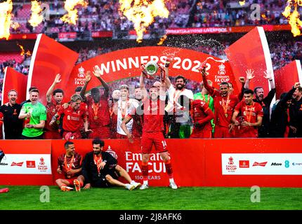 Jordan Henderson aus Liverpool hebt die Trophäe an, während er mit seinen Teamkollegen nach dem Gewinn des Emirates FA Cup-Finales im Wembley Stadium, London, feiert. Bilddatum: Samstag, 14. Mai 2022. Stockfoto