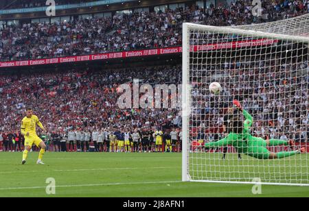 London, England, 14.. Mai 2022. Beim Elfmeterschießen während des Emirates FA Cup-Spiels im Wembley Stadium, London, hat Alisson Becker von Liverpool seine Strafe gerettet. Bildnachweis sollte lauten: Paul Terry / Sportimage Stockfoto