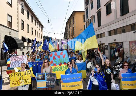 Mailand, Lombardei, Italien. 14.. Mai 2022. Die ukrainische Gemeinde in Mailand, Italien, ging auf die Straße, um auf die russische Invasion ihres Landes aufmerksam zu machen. Mehr als zweitausend mit den gelben und blauen Flaggen, die der NATO und die der EU haben die Straßen der Stadt betreten (Foto: © Ervin Shulku/ZUMA Press Wire) Stockfoto