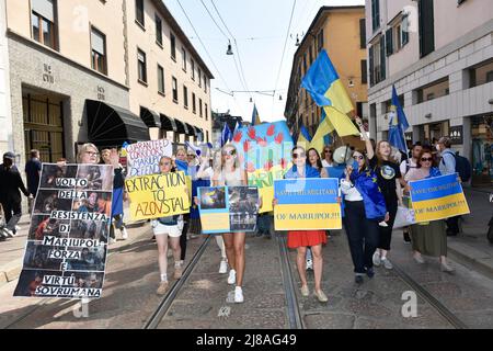 Mailand, Lombardei, Italien. 14.. Mai 2022. Die ukrainische Gemeinde in Mailand, Italien, ging auf die Straße, um auf die russische Invasion ihres Landes aufmerksam zu machen. Mehr als zweitausend mit den gelben und blauen Flaggen, die der NATO und die der EU haben die Straßen der Stadt betreten (Foto: © Ervin Shulku/ZUMA Press Wire) Stockfoto