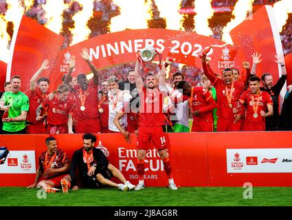 Jordan Henderson aus Liverpool hebt die Trophäe an, während er mit seinen Teamkollegen nach dem Gewinn des Emirates FA Cup-Finales im Wembley Stadium, London, feiert. Bilddatum: Samstag, 14. Mai 2022. Stockfoto