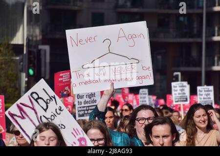 London, England, Großbritannien. 14.. Mai 2022. Wahlproter marschierten zur US-Botschaft in London, als Berichte über den Fall von Roe v. Wade auftauchten, was den Weg für ein Verbot von Abtreibungen in einem Großteil der USA ebnete. (Bild: © Vuk Valcic/ZUMA Press Wire) Stockfoto