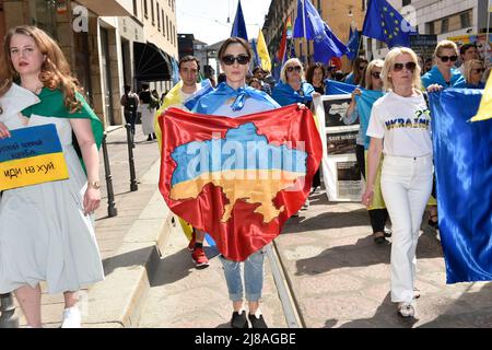 Mailand, Lombardei, Italien. 14.. Mai 2022. Die ukrainische Gemeinde in Mailand, Italien, ging auf die Straße, um auf die russische Invasion ihres Landes aufmerksam zu machen. Mehr als zweitausend mit den gelben und blauen Flaggen, die der NATO und die der EU haben die Straßen der Stadt betreten (Foto: © Ervin Shulku/ZUMA Press Wire) Stockfoto