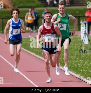 Mary Peters Track, Belfast, Nordirland, Großbritannien. 14 Mai 2022. Belfast Irish Milers treffen sich, die Veranstaltung hat den Status einer World Athletics Continental Tour und findet in Belfast statt. Aktion der heutigen Veranstaltung. Jack O'Leary (38) Mullingar Harriers kam beim Men's 5K A-Rennen als erster nach Hause. Kredit: David Hunter/Alamy Live Nachrichten. Stockfoto