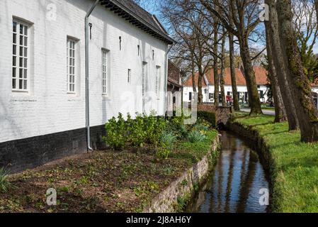 Thorn, Limburg, Niederlande, 04 08 2022 - Historische Häuser mit einem kleinen Bach vorbei Stockfoto