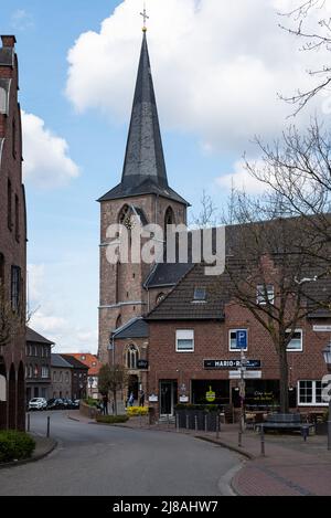 Waldfeucht, Nordrhein-westfalen, Deutschland - 04 20 2022 - Alter Marktplatz des Dorfes und katholische Kirche Stockfoto