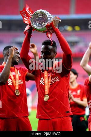Der Liverpooler Divock Origi feiert die Trophäe nach dem Gewinn des Emirates FA Cup-Finales im Wembley Stadium, London. Bilddatum: Samstag, 14. Mai 2022. Stockfoto