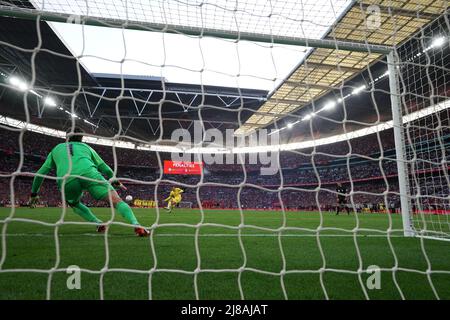 Beim Finale des Emirates FA Cup im Wembley Stadium, London, wird Chelsea's Mason Mount von Liverpools Torwart Alisson gerettet. Bilddatum: Samstag, 14. Mai 2022. Stockfoto