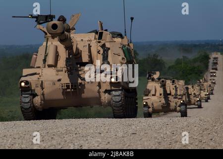 Soldaten der US Army National Guard führen zusammen mit dem 1. Bataillon, dem 214. Field Artillery Regiment, einen Konvoi der selbstfahrenden Haubitze M109A7 Paladin in Fort Riley, 11. Juni 2019 in Junction City, Kansas. Stockfoto