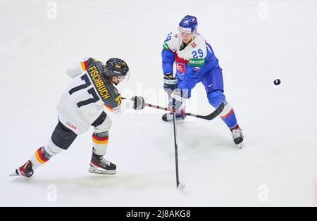 Helsinki, Finnland. 14.. Mai 2022. Daniel Fischbuch Nr. 77 aus Deutschland tritt an, kämpft um den Puck gegen Michal Ivan, SKK 29 im Spiel DEUTSCHLAND - SLOWAKEI IIHF EISHOCKEY WELTMEISTERSCHAFT Gruppe B in Helsinki, Finnland, 14. Mai 2022, Saison 2021/2022 © Peter Schatz / Alamy Live News Stockfoto