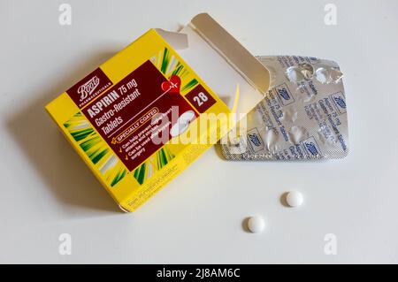 Packung mit 28 gastroresistenten 75-mg-Aspirin-Tabletten Stockfoto