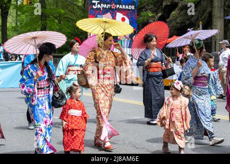 New York, USA. 14.. Mai 2022. Familien tragen traditionelle japanische Outfits, während sie an der ersten Japan Day Parade in New York City teilnehmen. Kredit: Enrique Shore/Alamy Live Nachrichten Stockfoto