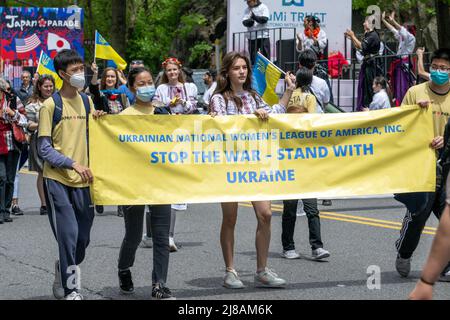 New York, USA. 14.. Mai 2022. Die Teilnehmer der ersten Japan Day Parade in New York City tragen ein Banner aus Solidarität mit der Ukraine. Kredit: Enrique Shore/Alamy Live Nachrichten Stockfoto
