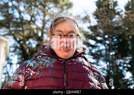 Nahaufnahme eines Außenportraits einer 39-jährigen weißen Frau mit Down-Syndrom, Belgien Stockfoto