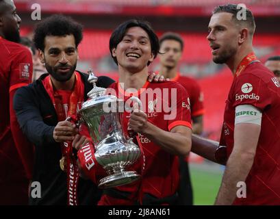 London, Großbritannien. 14.. Mai 2022. Takumi Minamino und Mohamed Salah aus Liverpool mit dem FA Cup, nachdem ihr Team das Spiel des Emirates FA Cup im Wembley Stadium, London, gewonnen hat. Bildnachweis sollte lauten: Paul Terry/Sportimage Kredit: Sportimage/Alamy Live News Stockfoto