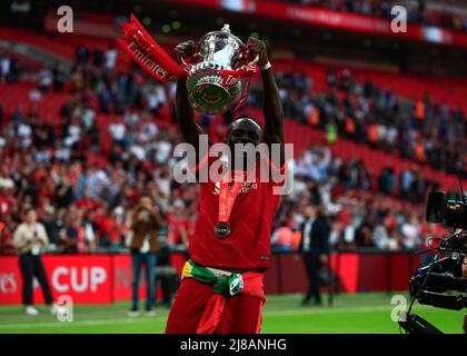 14.. Mai 2022 ; Wembley Stadium, London England; FA Cup Finale, Chelsea gegen Liverpool: Sadio Mane aus Liverpool hebt die FA Cup Trophy mit seinen Teamkollegen an, nachdem er Chelsea bei einem Elfmeterschießen besiegt hat Stockfoto