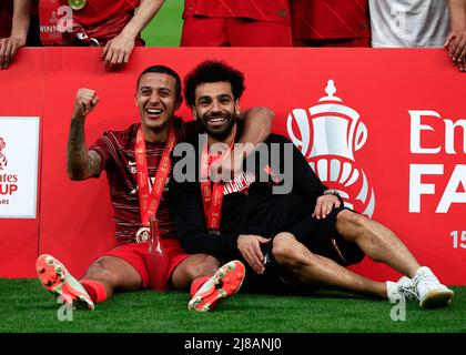 14.. Mai 2022 ; Wembley Stadium, London England; FA Cup Final, Chelsea gegen Liverpool: Mohamed Salah aus Liverpool posiert mit Thiago Alcantara aus Liverpool, nachdem er Chelsea bei einem Elfmeterschießen besiegt hat Stockfoto