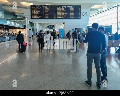 Porto Portugal 09 19 2021: SA Carneiro Flughafen Innenansicht, Abflüge und Ankünfte Informationstafel, Menschen zu Fuß mit Koffern und Taschen und st Stockfoto