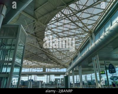 Porto Portugal 09 19 2021: Blick auf die Hauptlobby des Flughafens Sá Carneiro, Decke mit Metallgitterstruktur und Glasöffnung in der Decke, Po Stockfoto