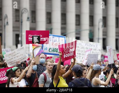 New York, Usa. 14.. Mai 2022. Die Pro-Choice-Demonstranten marschieren am Samstag, dem 14 2022. Mai, für ein Verbot unserer Körper in New York City. Foto von John Angelillo/UPI Credit: UPI/Alamy Live News Stockfoto