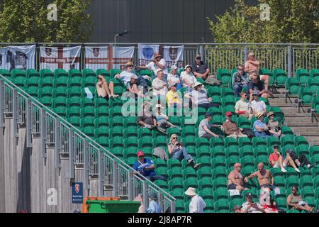 14. Mai 2022. London, Großbritannien. Surrey-Fans in der Menge, als Kent Surrey am dritten Tag des County Championship-Spiels in Beckenham antreten wird. David Rowe/Alamy Live News Stockfoto