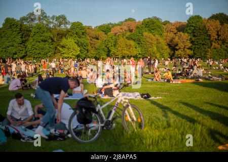 München, Deutschland. 14.. Mai 2022. Mit fast 30 Grad Celsius an einem samstag wird der Englische Garten am 14. Mai 2022 ziemlich voll. (Foto: Alexander Pohl/Sipa USA) Quelle: SIPA USA/Alamy Live News Stockfoto