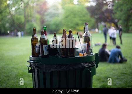 München, Deutschland. 14.. Mai 2022. Mit fast 30 Grad Celsius an einem samstag wird der Englische Garten am 14. Mai 2022 ziemlich voll. (Foto: Alexander Pohl/Sipa USA) Quelle: SIPA USA/Alamy Live News Stockfoto