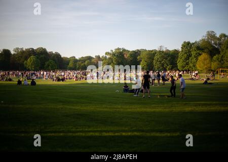 München, Deutschland. 14.. Mai 2022. Mit fast 30 Grad Celsius an einem samstag wird der Englische Garten am 14. Mai 2022 ziemlich voll. (Foto: Alexander Pohl/Sipa USA) Quelle: SIPA USA/Alamy Live News Stockfoto