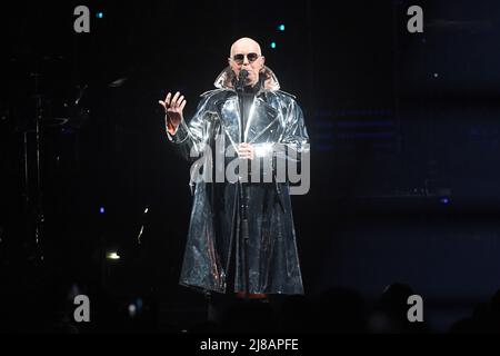 München, Deutschland. 14.. Mai 2022. Die Pet Shop Boys mit Sänger Neil Tennant sind im Rahmen ihrer 'Dreamworld - The Greatest Hits Live'-Tour in der Olympiahalle auf der Bühne. Quelle: Felix Hörhager/dpa/Alamy Live News Stockfoto