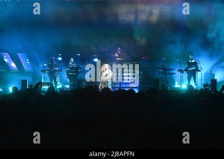 München, Deutschland. 14.. Mai 2022. Die Pet Shop Boys mit Sänger Neil Tennant (M) sind im Rahmen ihrer 'Dreamworld - The Greatest Hits Live'-Tour in der Olympiahalle auf der Bühne. Quelle: Felix Hörhager/dpa/Alamy Live News Stockfoto