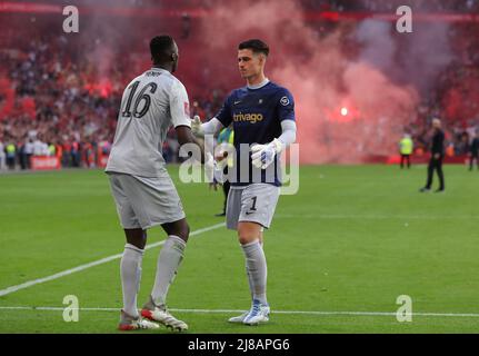 London, Großbritannien. 14.. Mai 2022. Edouard Mendy aus Chelsea sieht niedergeschlagen aus, als Kepa Arrizabalaga aus Chelsea nach dem Spiel des Emirates FA Cup im Wembley Stadium, London, herüberkommt, um ihn zu trösten. Bildnachweis sollte lauten: Paul Terry/Sportimage Kredit: Sportimage/Alamy Live News Stockfoto