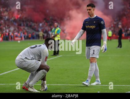 London, Großbritannien. 14.. Mai 2022. Edouard Mendy aus Chelsea sieht niedergeschlagen aus, als Kepa Arrizabalaga aus Chelsea nach dem Spiel des Emirates FA Cup im Wembley Stadium, London, herüberkommt, um ihn zu trösten. Bildnachweis sollte lauten: Paul Terry/Sportimage Kredit: Sportimage/Alamy Live News Stockfoto