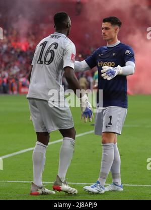 London, Großbritannien. 14.. Mai 2022. Edouard Mendy aus Chelsea sieht niedergeschlagen aus, als Kepa Arrizabalaga aus Chelsea nach dem Spiel des Emirates FA Cup im Wembley Stadium, London, herüberkommt, um ihn zu trösten. Bildnachweis sollte lauten: Paul Terry/Sportimage Kredit: Sportimage/Alamy Live News Stockfoto