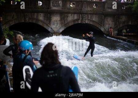 München, Deutschland. 14.. Mai 2022. Mit fast 30 Grad Celsius an einem samstag wird der Englische Garten am 14. Mai 2022 ziemlich voll. (Foto: Alexander Pohl/Sipa USA) Quelle: SIPA USA/Alamy Live News Stockfoto