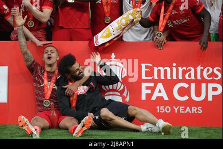 London, Großbritannien. 14.. Mai 2022. Thiago Alcántara und Mohamed Salah aus Liverpool feiern nach dem Spiel des Emirates FA Cup im Wembley Stadium, London. Bildnachweis sollte lauten: Paul Terry/Sportimage Kredit: Sportimage/Alamy Live News Stockfoto