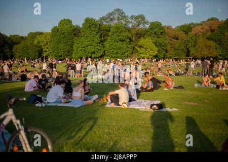 München, Deutschland. 14.. Mai 2022. Mit fast 30 Grad Celsius an einem samstag wird der Englische Garten am 14. Mai 2022 ziemlich voll. (Foto: Alexander Pohl/Sipa USA) Quelle: SIPA USA/Alamy Live News Stockfoto