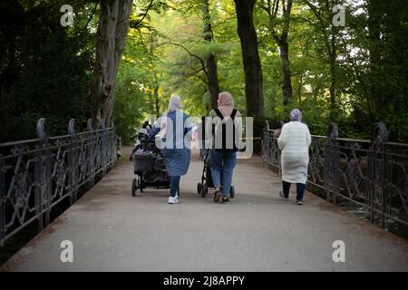 München, Deutschland. 14.. Mai 2022. Mit fast 30 Grad Celsius an einem samstag wird der Englische Garten am 14. Mai 2022 ziemlich voll. (Foto: Alexander Pohl/Sipa USA) Quelle: SIPA USA/Alamy Live News Stockfoto