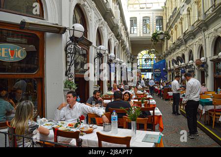 Am Samstag, den 14. Mai 2022, speisen die Menschen in einem Restaurant im berühmten Cicek Pasaji (Blumenpassage) im Stadtteil Beyoglu in Istanbul, Türkei. Die Passage wurde 1876 eröffnet und ist eine überdachte Arkade mit Reihen historischer Cafés, Weinhäusern und Restaurants. Quelle: GocherImagery/MediaPunch Stockfoto