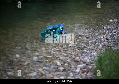 München, Deutschland. 14.. Mai 2022. Mit fast 30 Grad Celsius an einem samstag wird der Englische Garten am 14. Mai 2022 ziemlich voll. (Foto: Alexander Pohl/Sipa USA) Quelle: SIPA USA/Alamy Live News Stockfoto